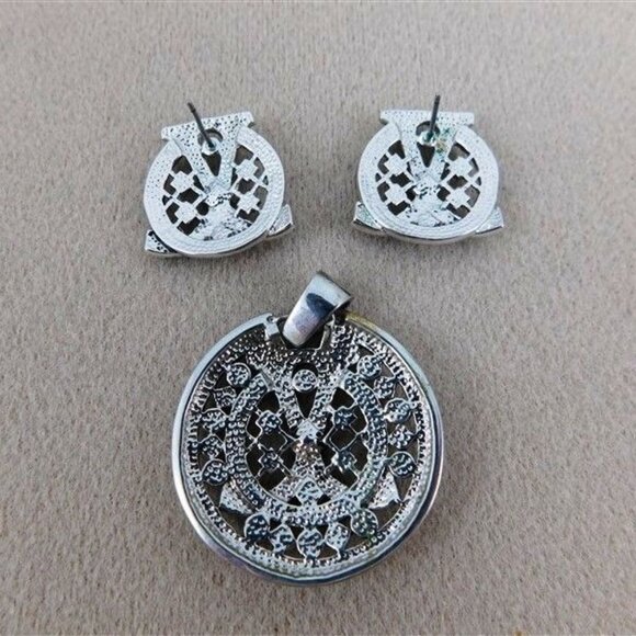 131/134  Pendent and Earrings Silvertone Fashion Jewlery 1 1/2in - Picture 2 of 2